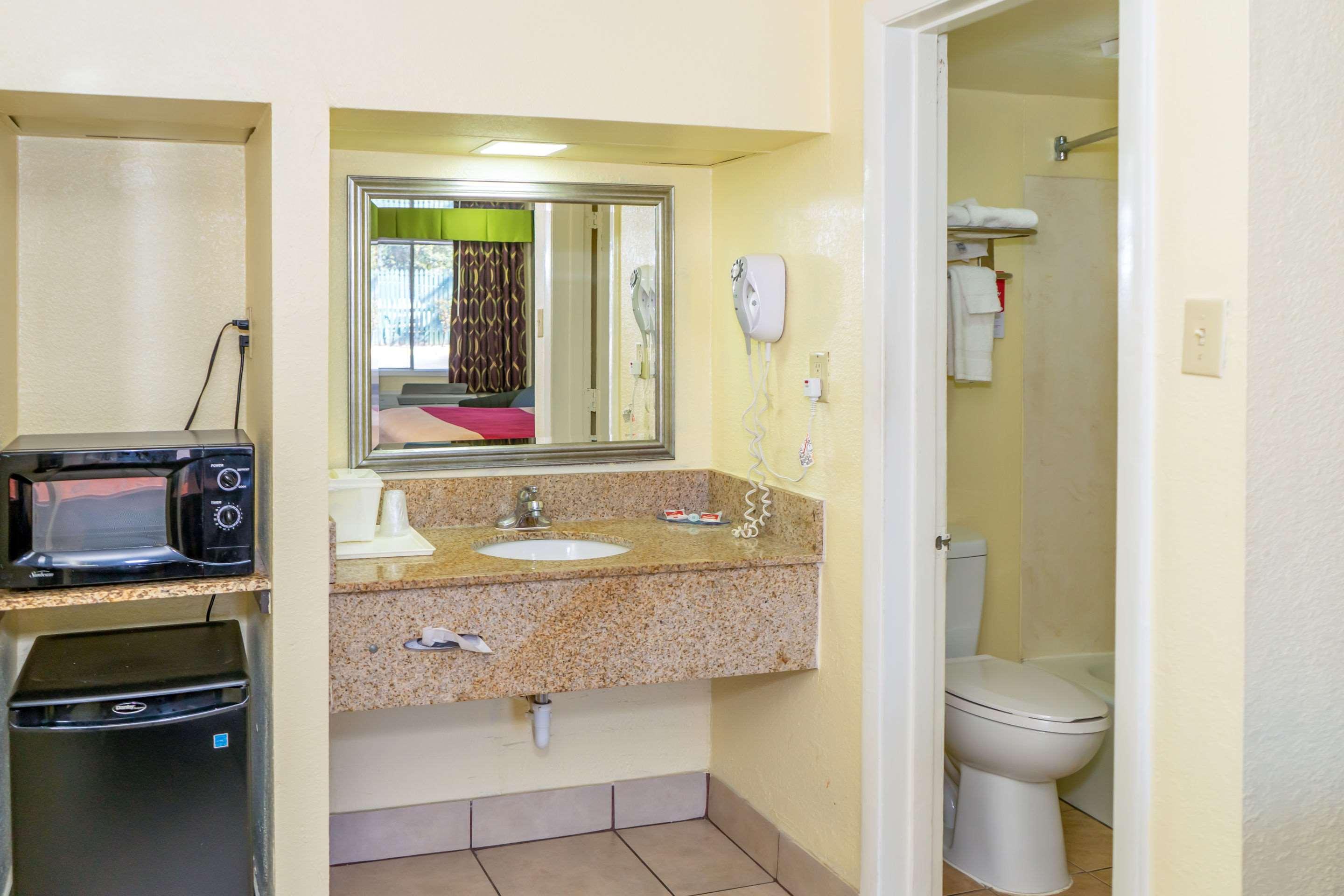 Econo Lodge Weldon - Roanoke Rapids Bagian luar foto