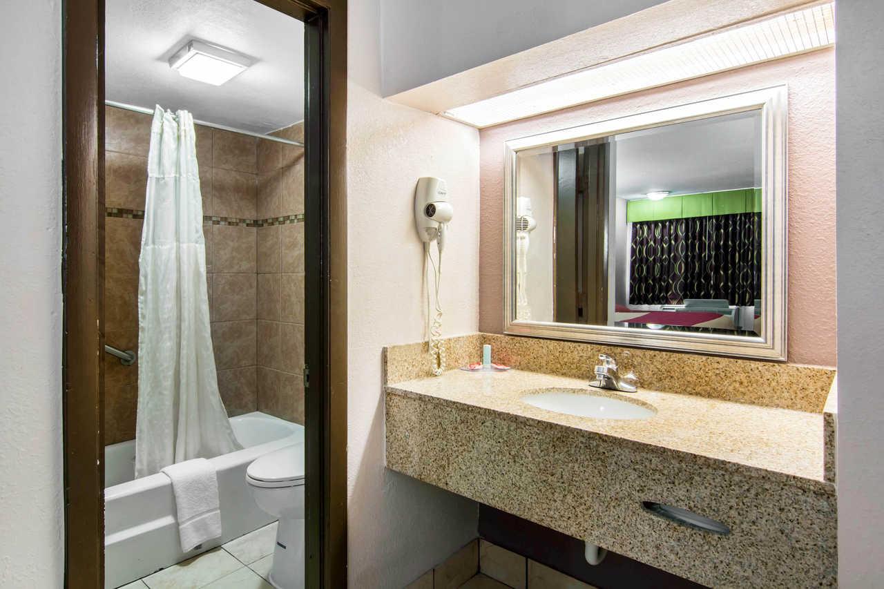 Econo Lodge Weldon - Roanoke Rapids Bagian luar foto